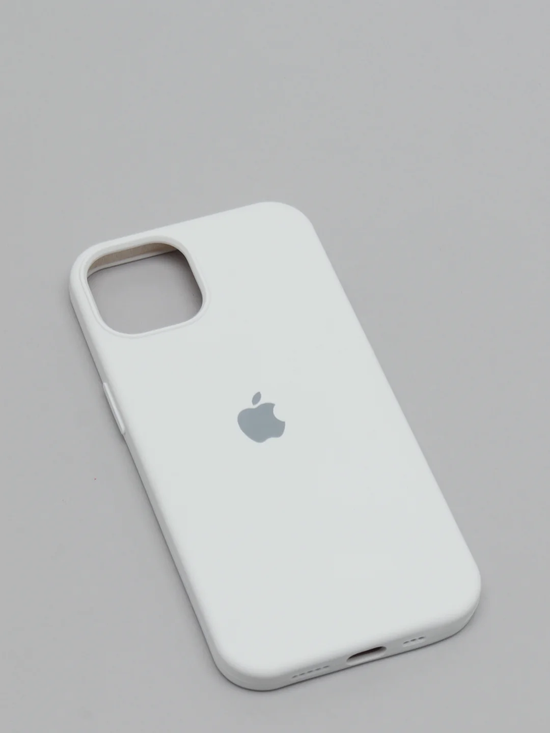 Белый чехол для iPhone 13 Silicone Case закрытый низ с логотипом