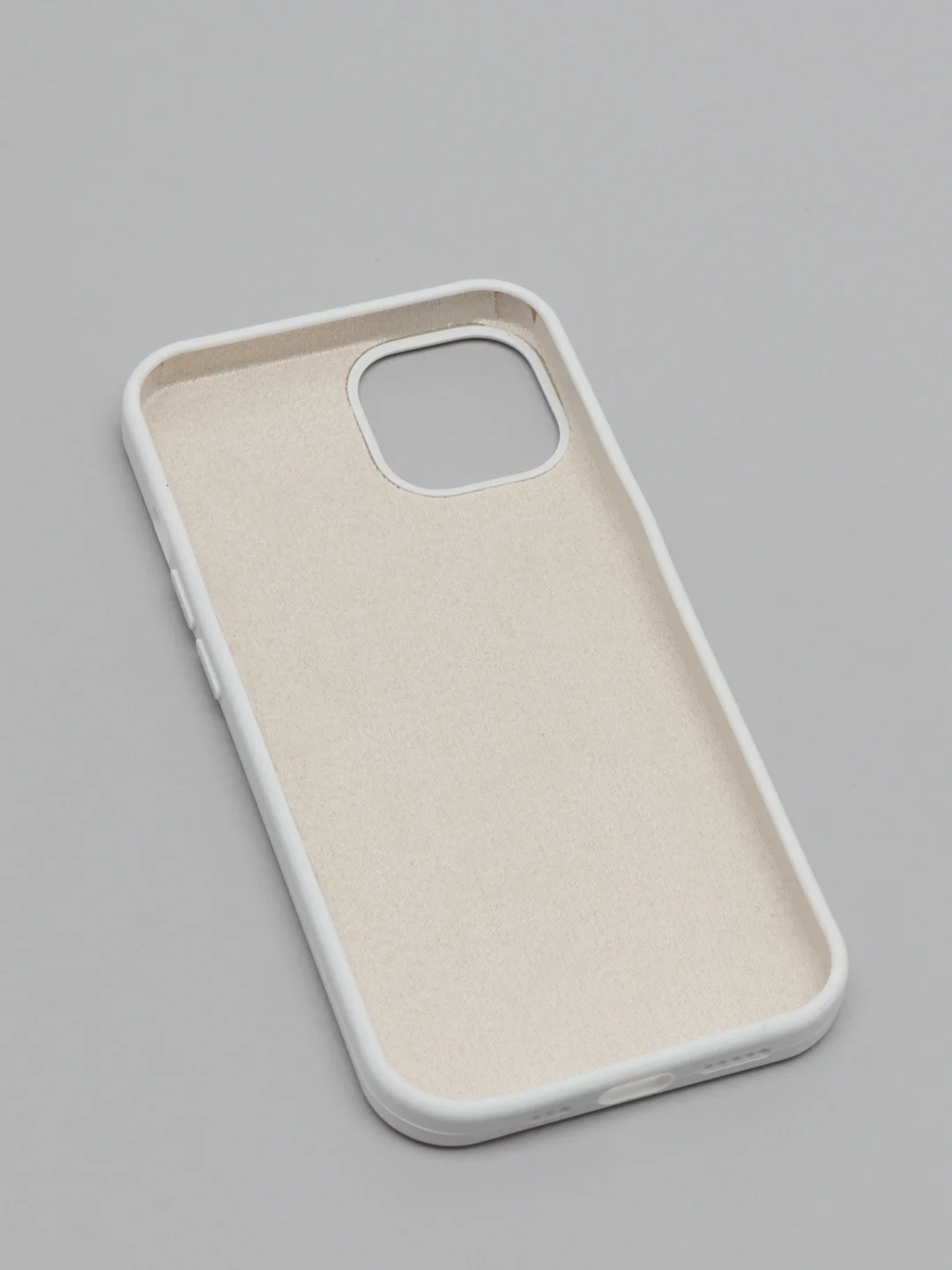 Белый чехол для iPhone 13 Silicone Case закрытый низ с логотипом