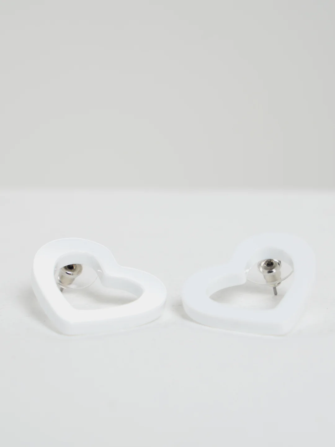 Белый серьги Minimalism "Сердца"