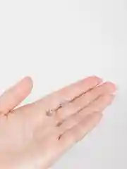 Белый серьги- пусеты