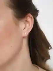 Белый серьги- пусеты