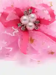 Тёмно-розовый бантик на резинке