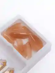Карамельный накладные ногти с дизайном