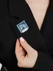 Металлический значок Adobe