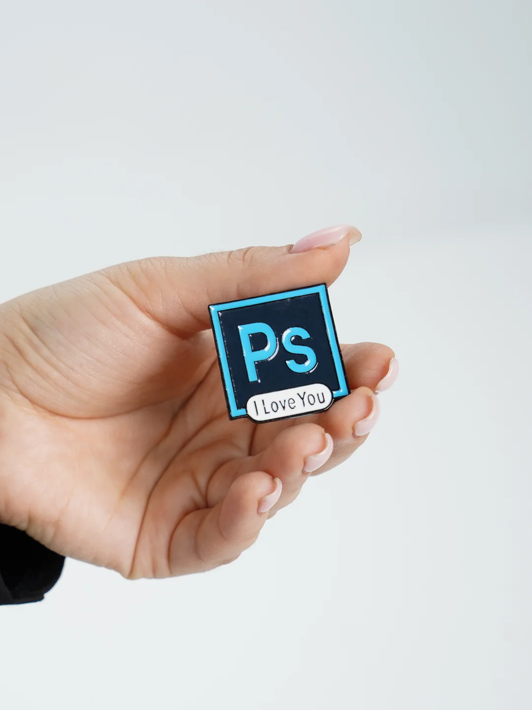 Металлический значок Adobe