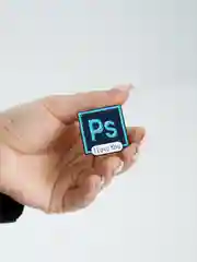 Металлический значок Adobe