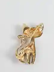 Белый брошь женская "Кошка"