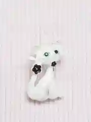 Белый брошь женская "Кошка"