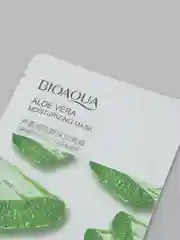 Зеленый тканевая маска для лица с природными компонентами, увлажняющая
