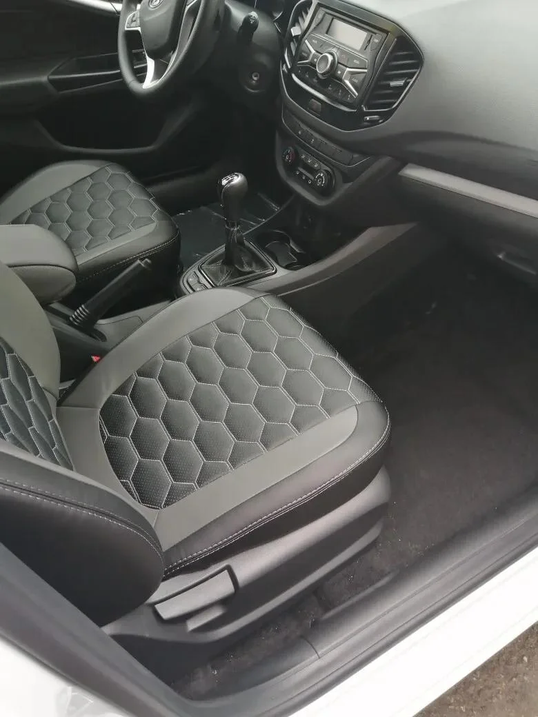 Модельные авточехлы на Lada Vesta с сотами 2