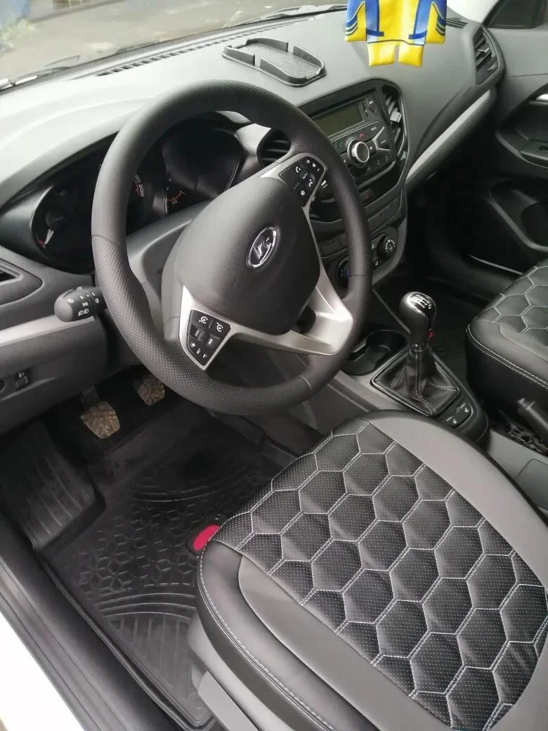 Модельные авточехлы на Lada Vesta с сотами 2
