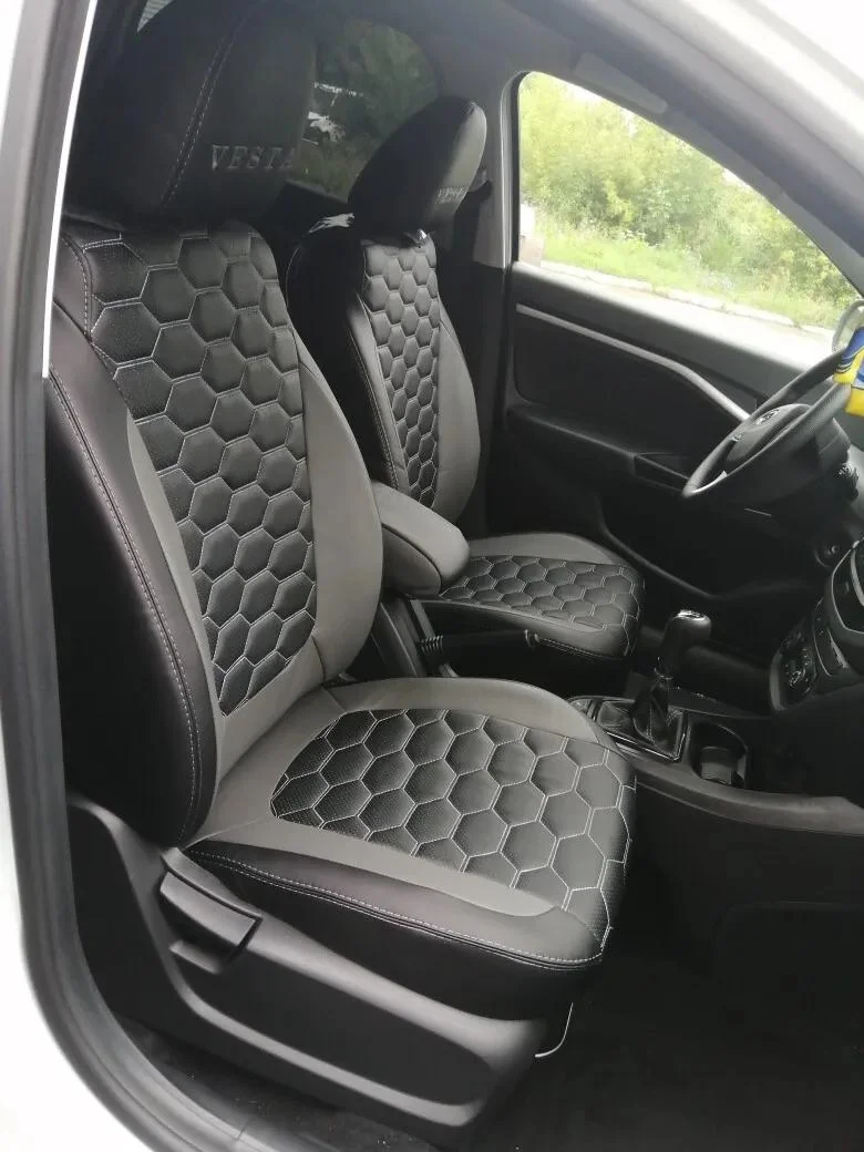 Модельные авточехлы на Lada Vesta с сотами 2