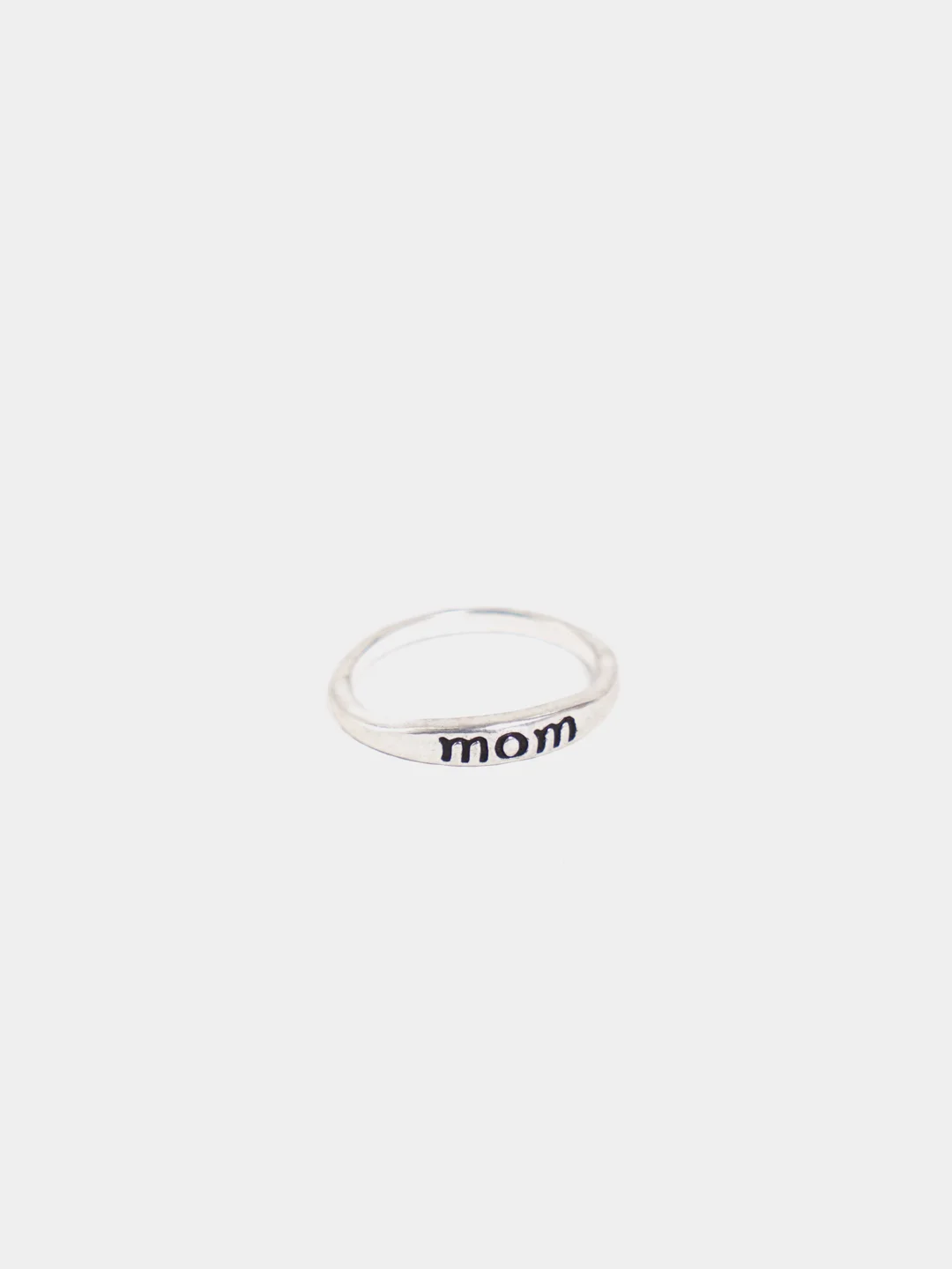 Женское кольцо с надписью "Mom"