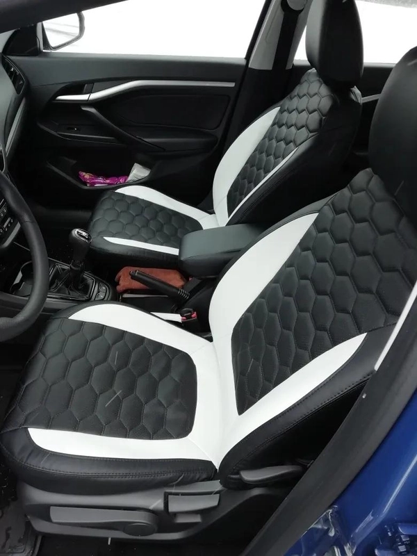 Модельные авточехлы на Lada Vesta, с сотами