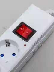 Сетевой фильтр duwi 5 гнезд  заземлением ПВС 3*0,75 1,5м, 10А/2,2кВт   2USB белый 32590 1