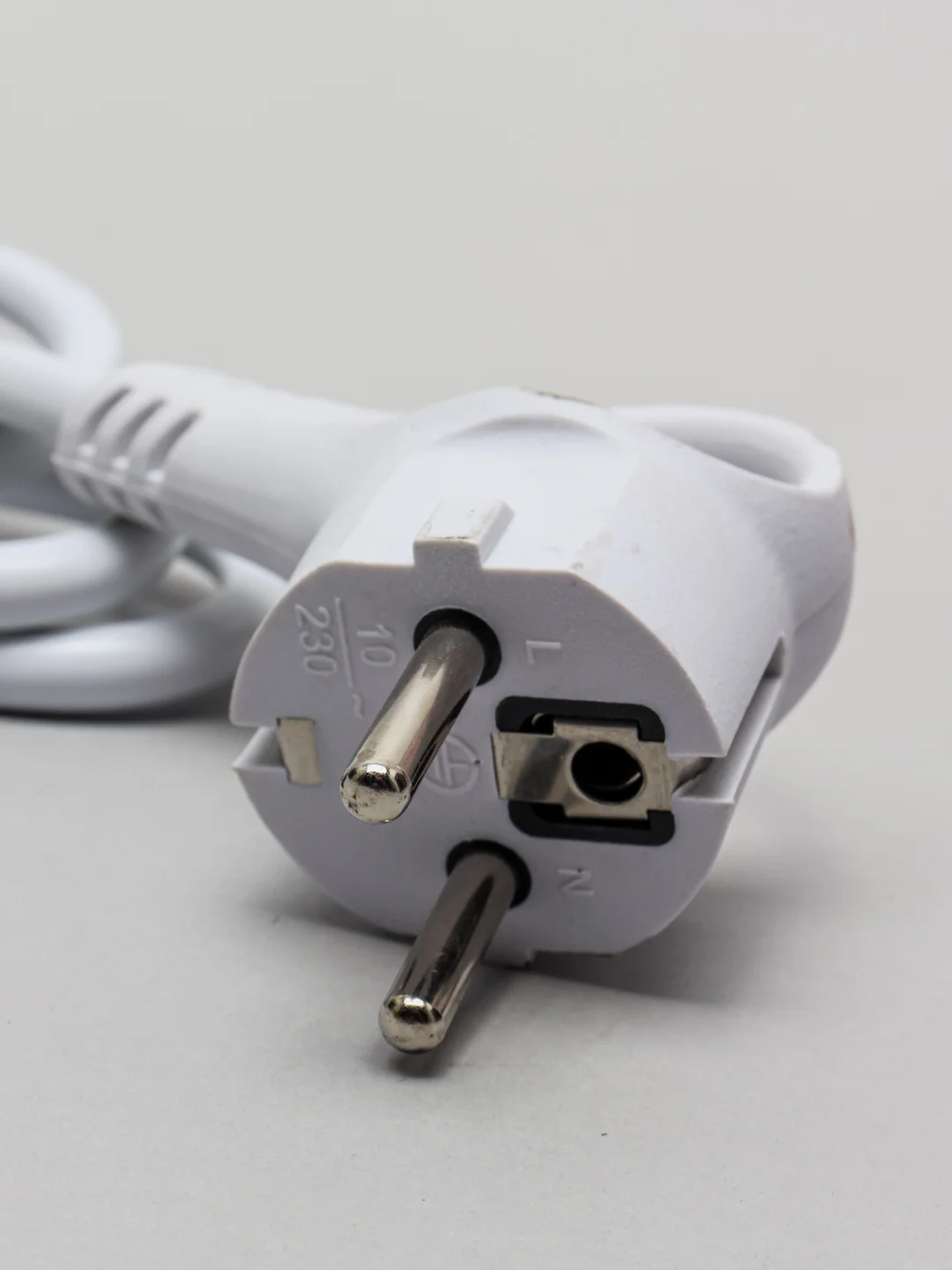 Сетевой фильтр duwi 5 гнезд  заземлением ПВС 3*0,75 1,5м, 10А/2,2кВт   2USB белый 32590 1