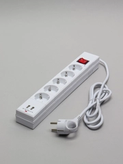 Сетевой фильтр duwi 5 гнезд  заземлением ПВС 3*0,75 1,5м, 10А/2,2кВт   2USB белый 32590 1