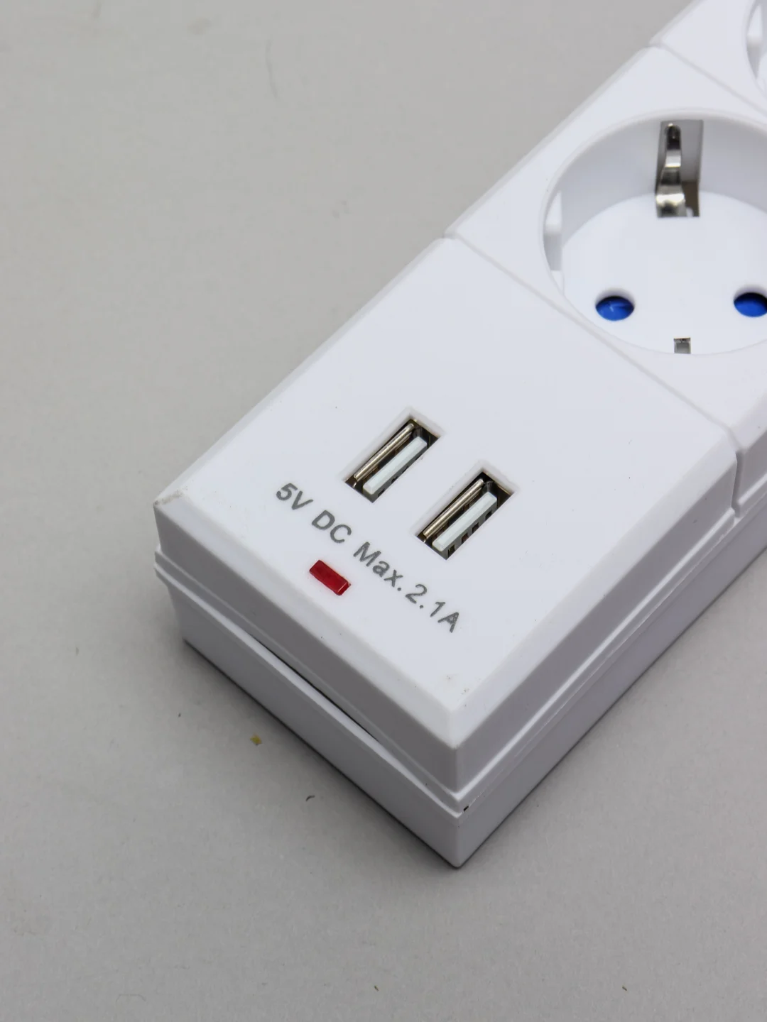 Сетевой фильтр duwi 5 гнезд  заземлением ПВС 3*0,75 1,5м, 10А/2,2кВт   2USB белый 32590 1