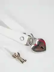 Белый чокер с сердечком на замке