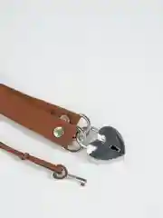 Коричневый чокер с сердечком на замке