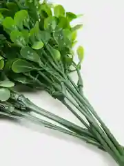 Белый букет искусственной зелени