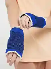 Синий бандаж на запястье
