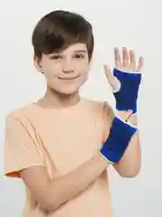 Синий бандаж на запястье