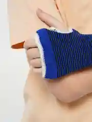 Синий бандаж на запястье