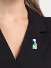 Синий значок металлический "Чистящее средство"