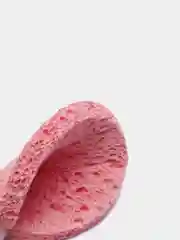 Желтый спонж для умывания, пористый