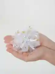 Белый бантик на резинке