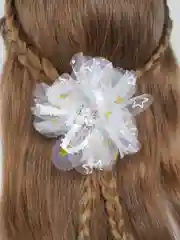 Белый бантик на резинке