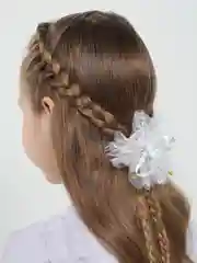 Белый бантик на резинке