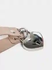 Бежевый чокер с сердечком на замке