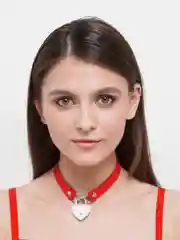 Красный чокер с сердечком на замке