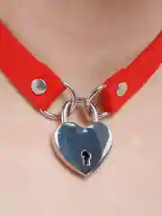 Красный чокер с сердечком на замке