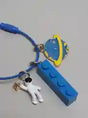 Лазурный брелок с космонавтом и подвесками, 4 цвета
