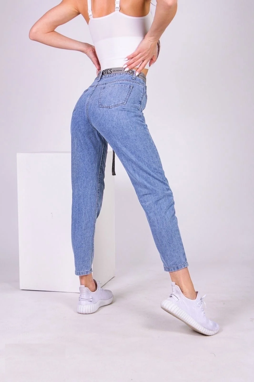 Светло-синий джинсы женские mom fit с высокой посадкой ,светло-синие