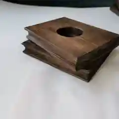 Коричневый подсвечник из дерева "Книги"