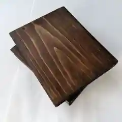 Коричневый подсвечник из дерева "Книги"