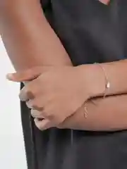 Белый браслет на руку женский