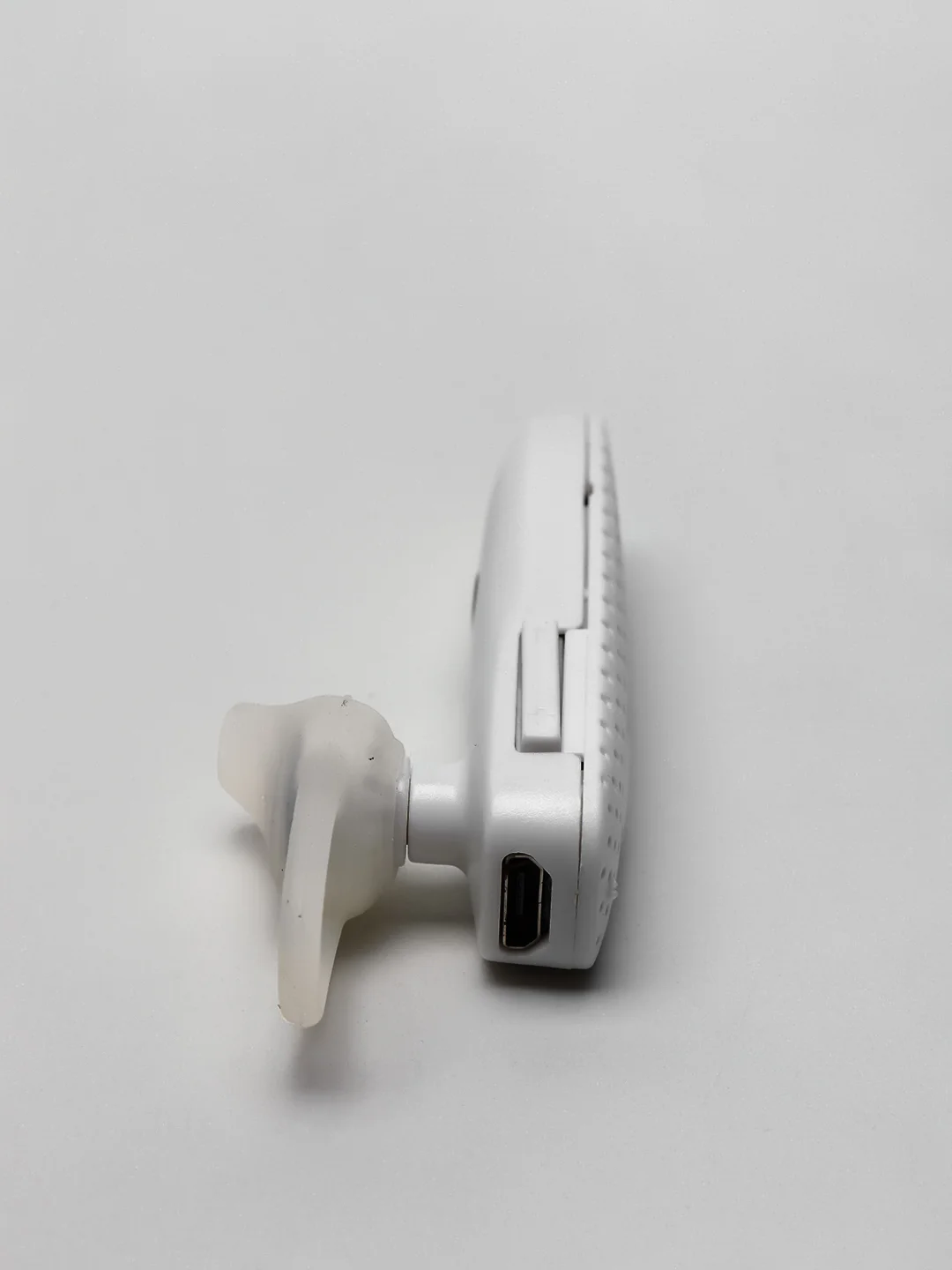 Белый bluetooth-гарнитура