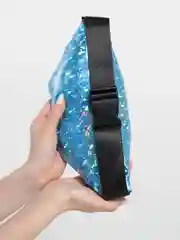 Голубой глянцевая сумка на пояс