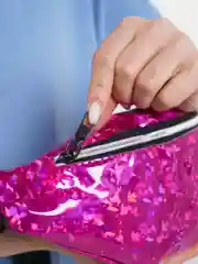 Розовый глянцевая сумка на пояс