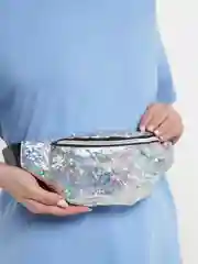 Серебряный глянцевая сумка на пояс