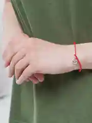 Золотой браслет красная нить с кулоном
