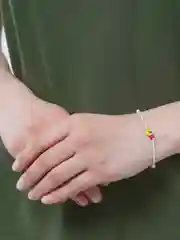 Горчичный браслет белая нить с буквой / Инициал цветные , Handmade
