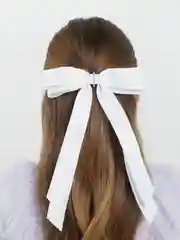Бант белый на заколке, 1 штука
