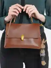 Коричневый компактная сумочка с эффектной застежкой с брелком зайка