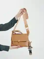 Бежевый компактная сумочка с эффектной застежкой с брелком зайка